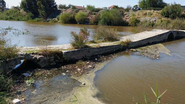 Tarihi Taşköprü'yü tehdit eden atıklar