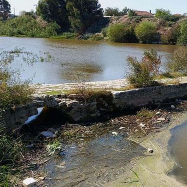 Tarihi Taşköprü'yü tehdit eden atıklar