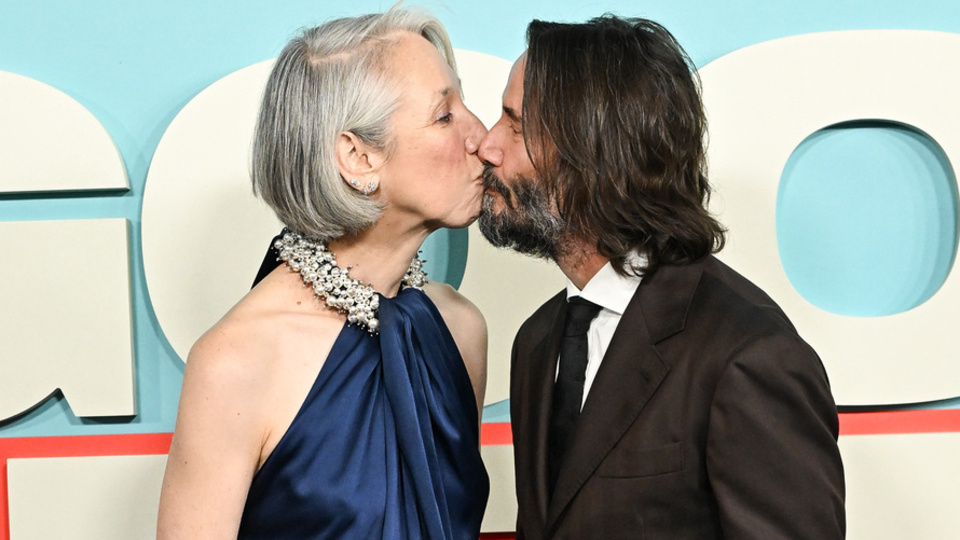 Kırmızı halıda öpüştüler