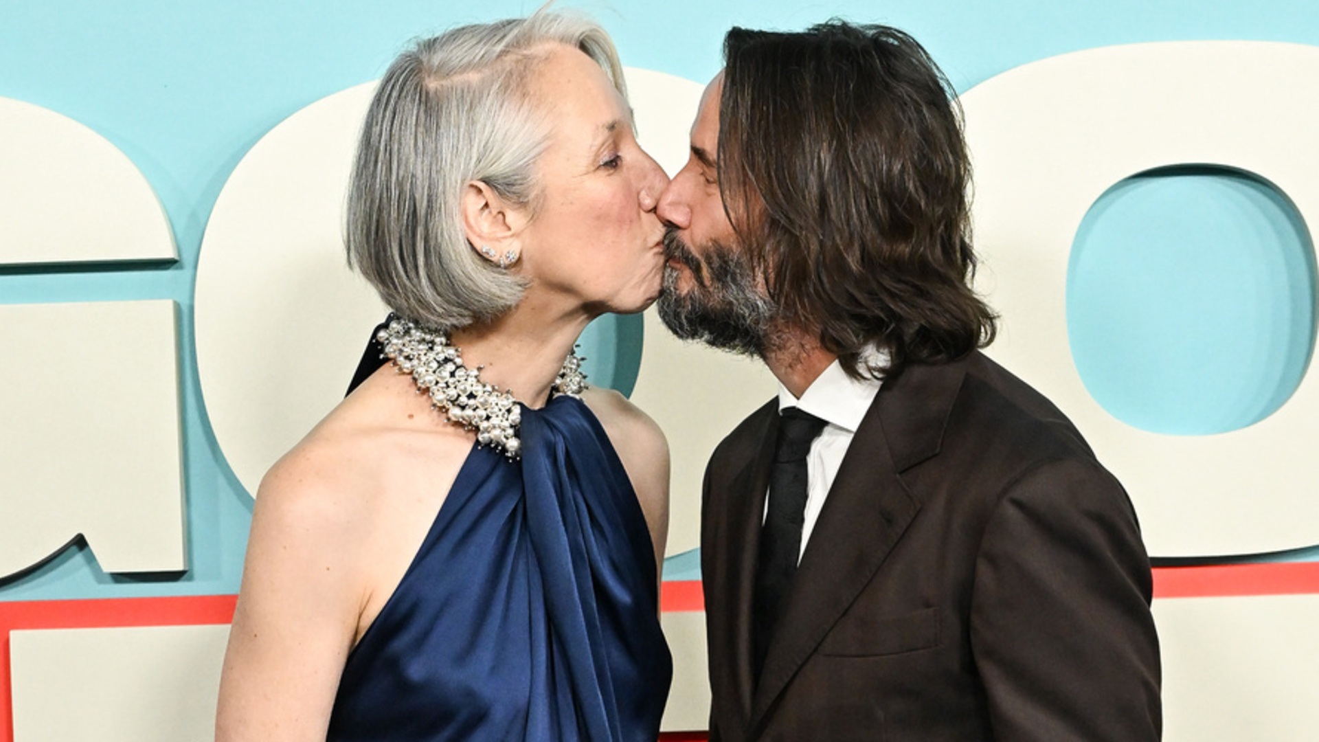 Keanu Reeves ve Alexandra Grant'ten Kırmızı Halıda Romantik Poz! İşte O Anlar