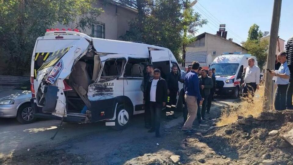 Öğrenci servisine tren çarptı!