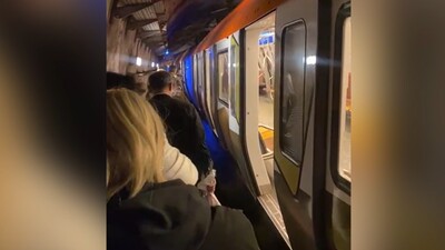 Metro seferi durdu, inip yürüdüler