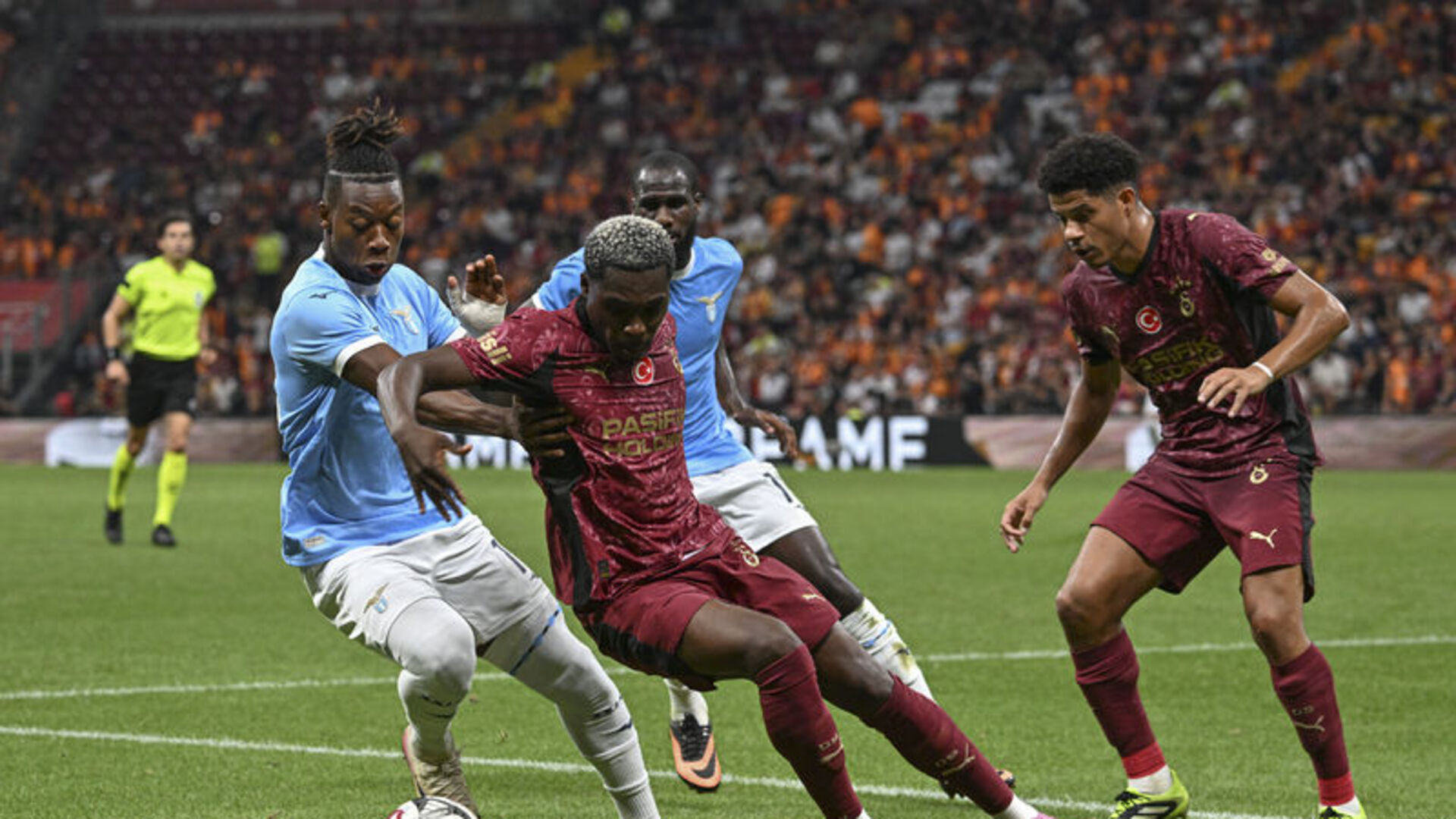 Derrick Köhn Galatasaray'daki Oyun Sistemini Açıkladı: 'Burada Her Şey Daha Farklı İşliyor!'