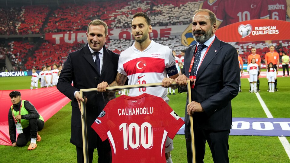 100. maçına çıkan Hakan Çalhanoğlu'na plaket!