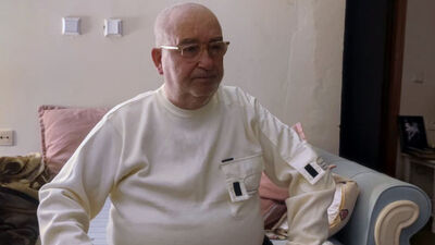 Müezzini aradı kendi selasını okuttu!