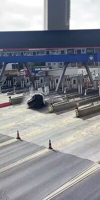 Gişelere çarptı, alev aldı!