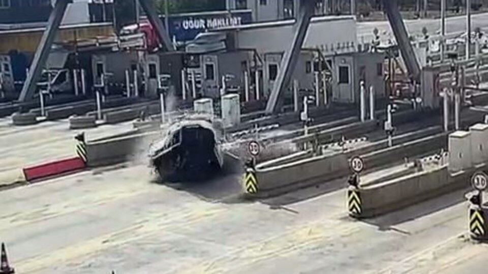 Gişelere çarptı, alev aldı!