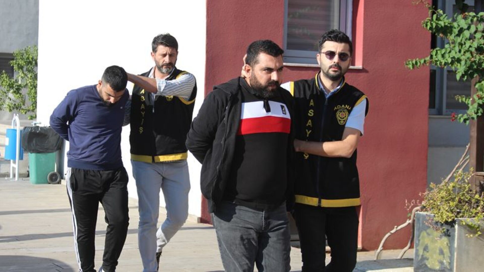 Adana haberleri: Kuzenlerin kanlı kavgası! Önce feci darp sonra bıçak | SON DAKİKA HABER | Son dakika haberleri