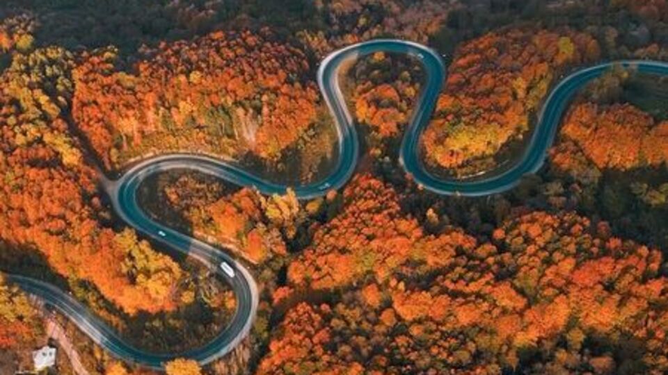 'Kıvrımlı yollar'da sonbahar manzarası