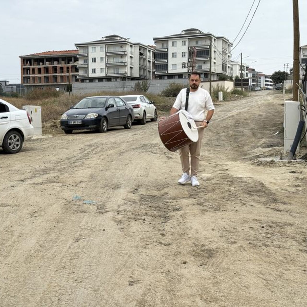 Müzisyenden davullu manili yol protestosu