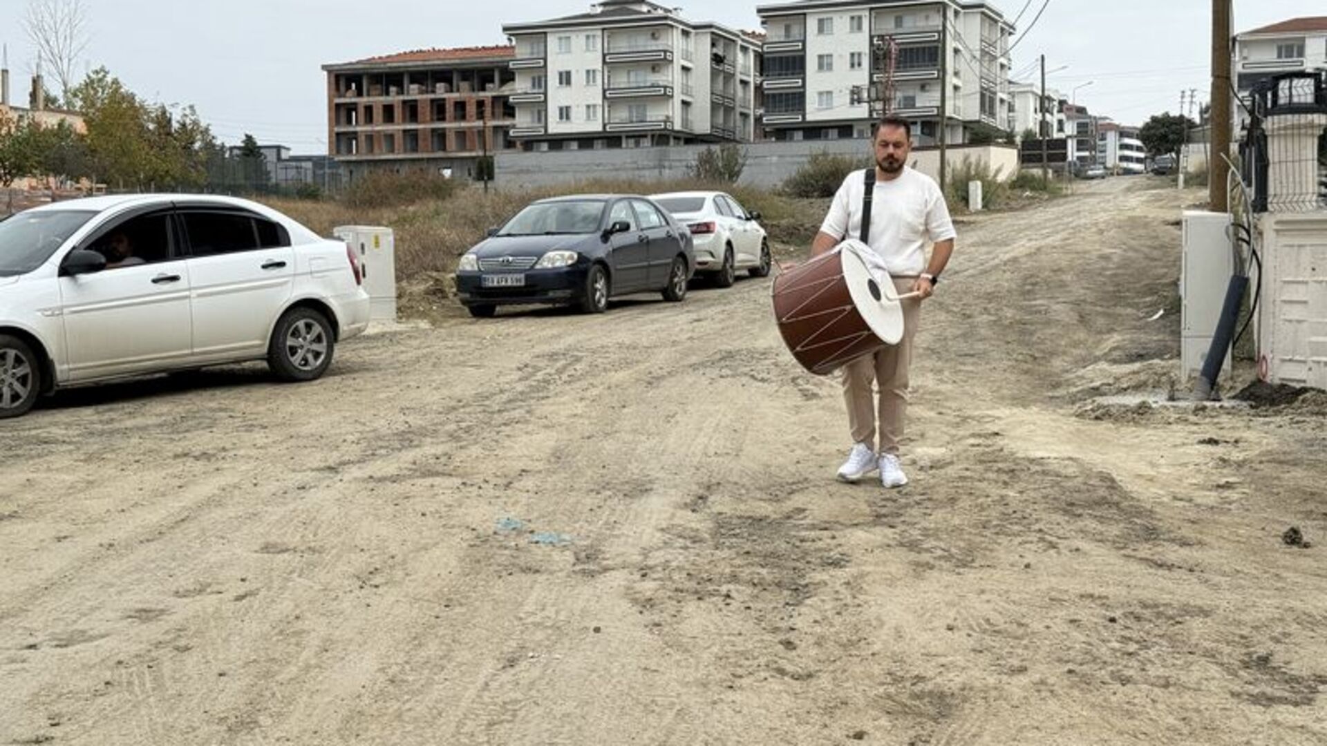 Müzisyenden davullu manili yol protestosu | Son da…