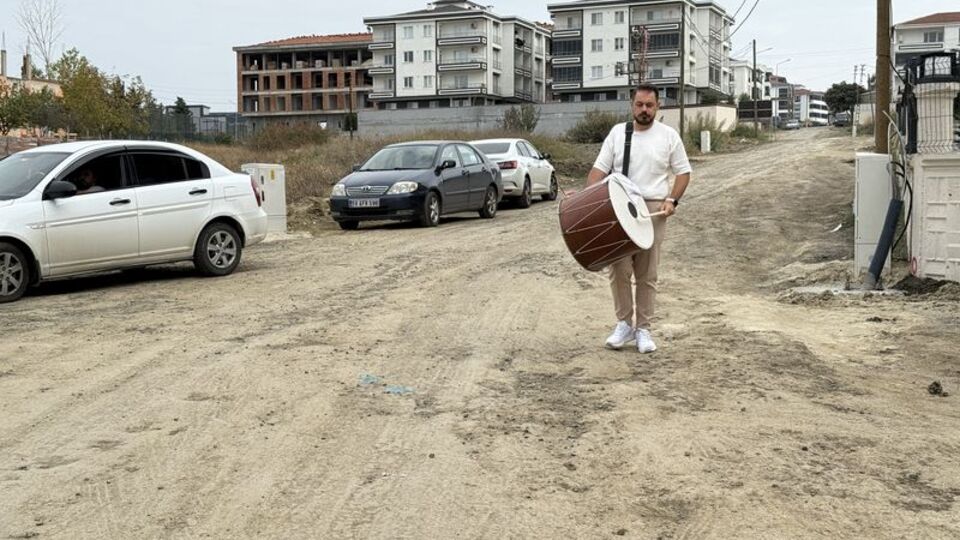 Müzisyenden davullu manili yol protestosu