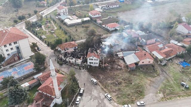 Çankırı'da 3 ev ile 4 samanlık yandı