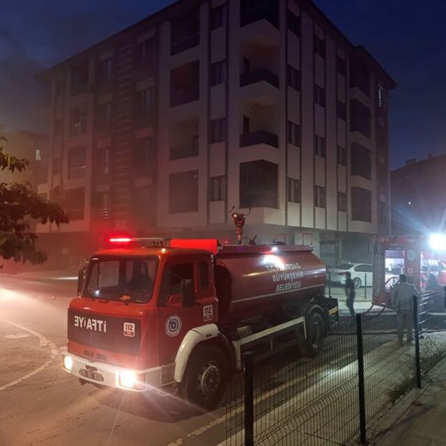 Apartmanın otoparkında yangın çıktı