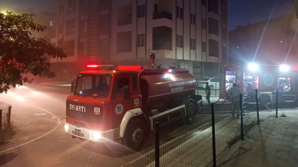 Apartmanın otoparkında yangın çıktı