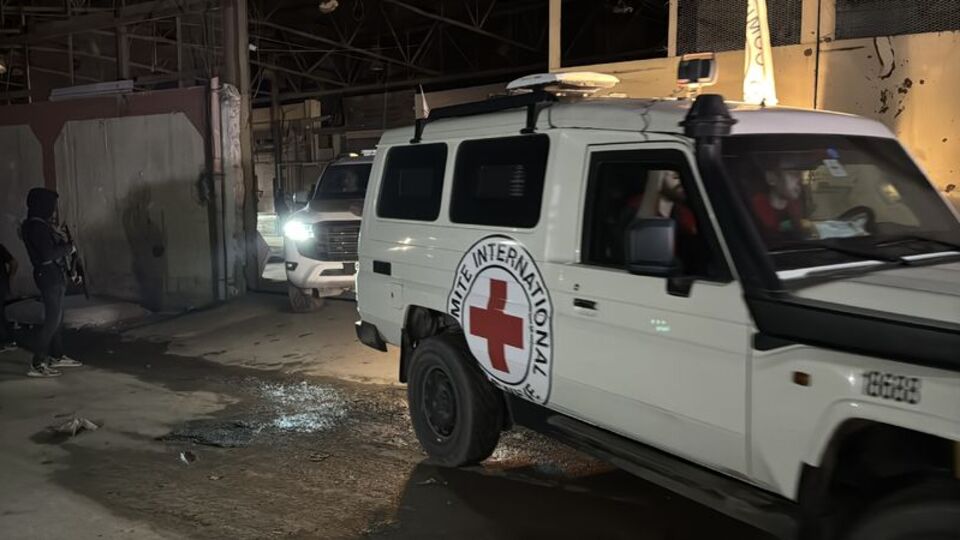 Hamas 2 esirin cenazesini teslim etti