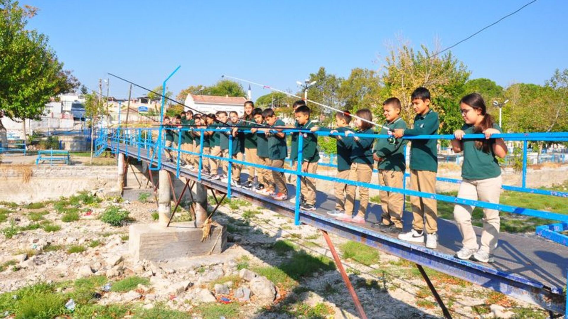 Gediz kurudu: Öğrenciler susuzluğa böyle dikkat çekti | Son dakika haberleri