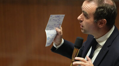 Fransız başbakan iki gensoru turunu da atlattı