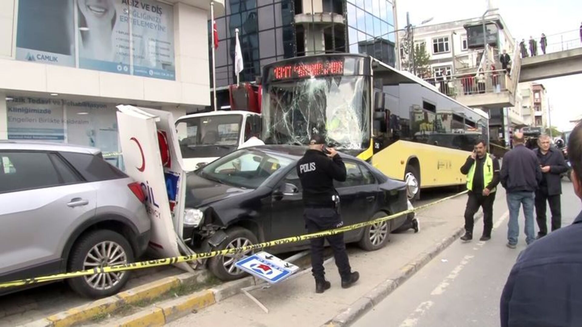 İzmir'de Akılalmaz Olay! Motosikletliye Sinirlenen Otomobil Sürücüsü Durağa Daldı