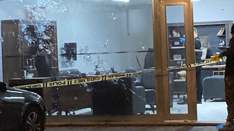 Oto galeri dükkanına silahlı saldırı: 2 yaralı