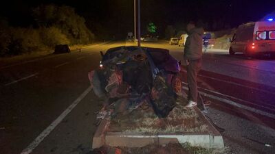 Direğe çarpan otomobil ikiye bölündü: 1 ölü