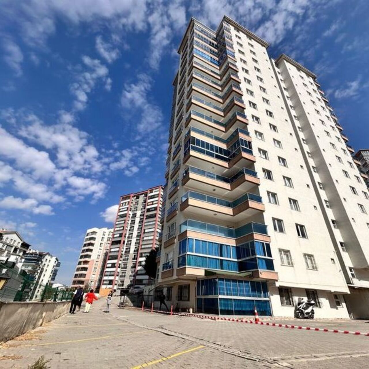 Ankara'da inşaat kazısı nedeniyle 17 katlı binada kayma