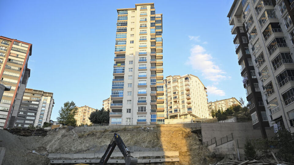 Ankara'da inşaat kazısı nedeniyle 17 katlı binada kayma