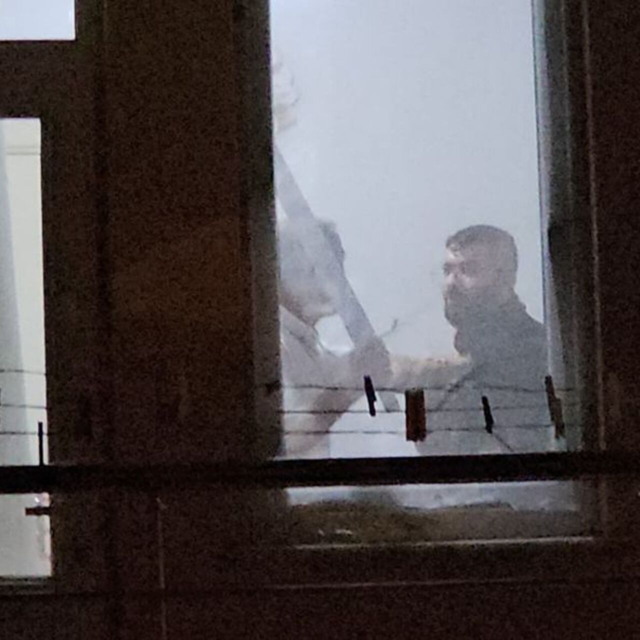 Nefesler tutuldu! Arkadaşını kılıçla rehin aldı!