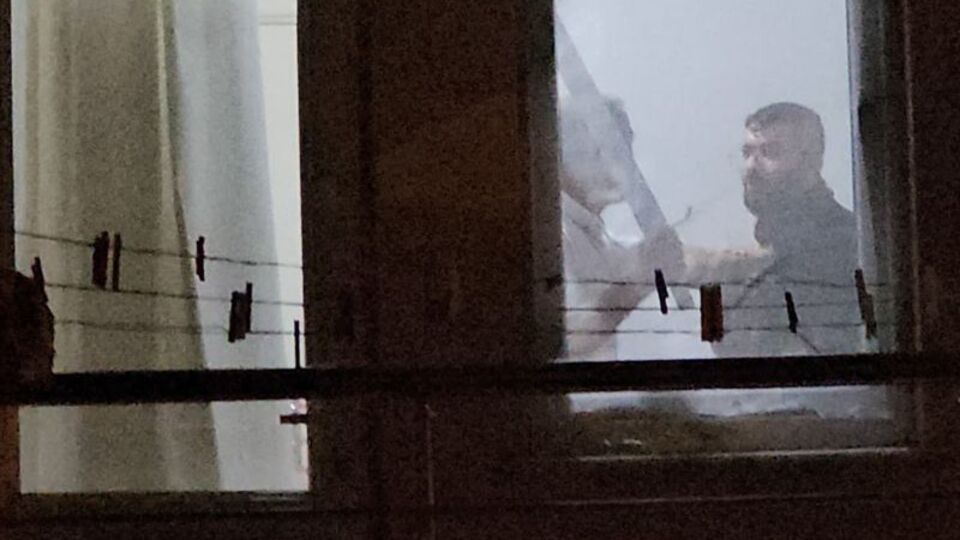 Nefesler tutuldu! Arkadaşını kılıçla rehin aldı!