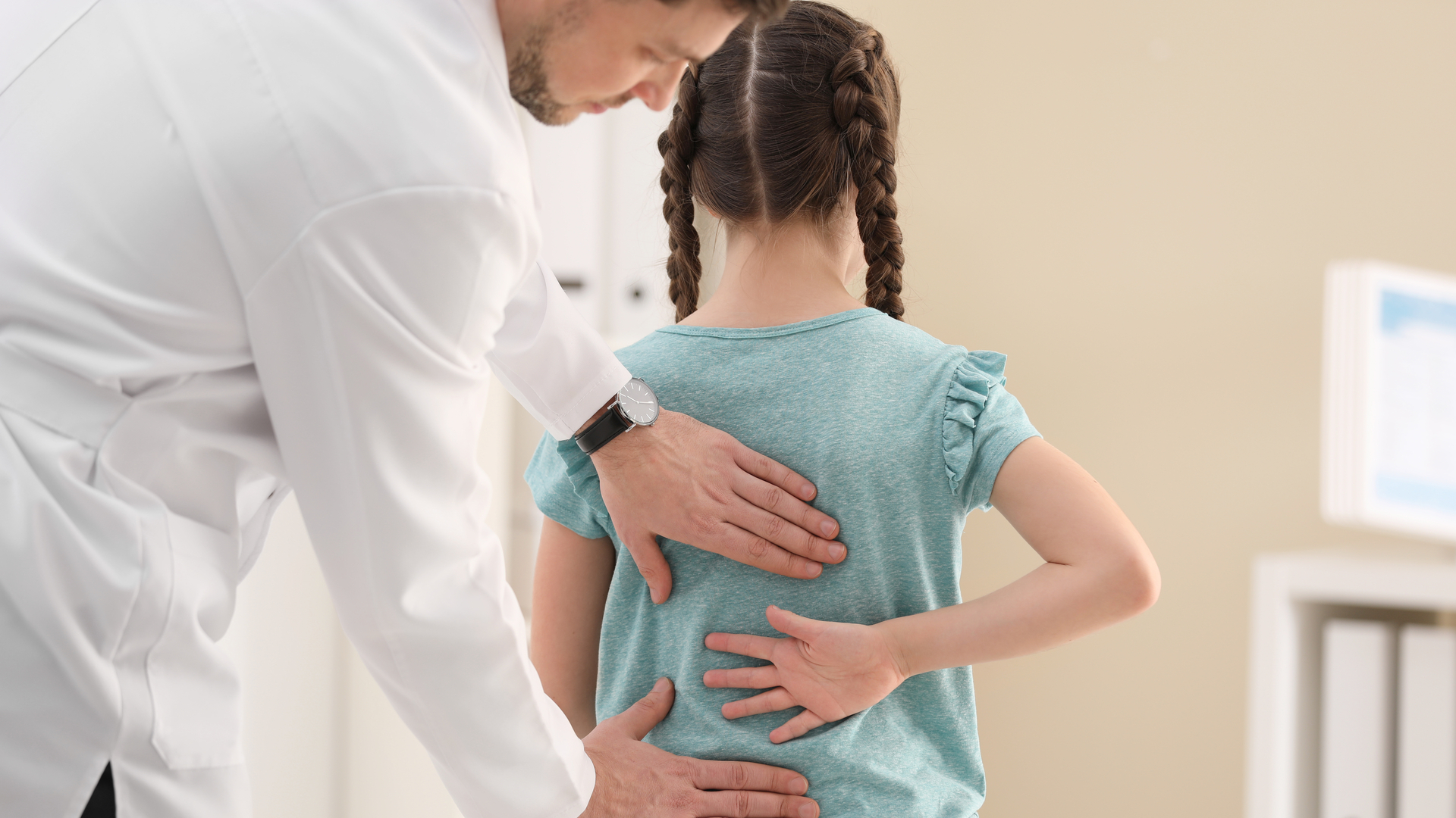 Çocuğunuzun Sırt Ağrısı Masum Değil! İşte Dikkat Etmeniz Gereken Kritik İşaretler