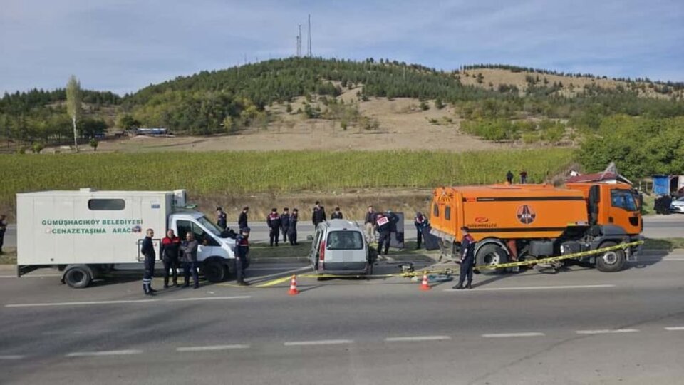 Kamyonla çarpıştı! 4 kişi öldü!