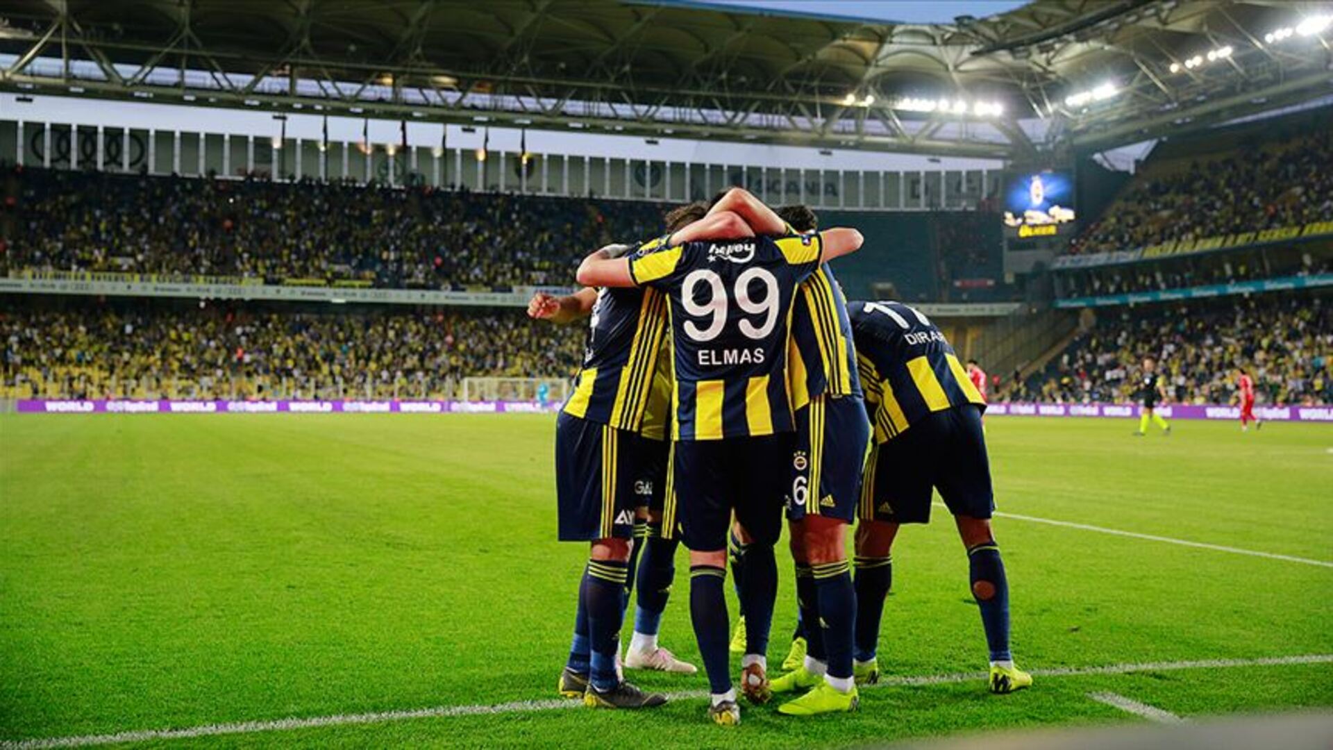 Fenerbahçe - Stuttgart Maçı Heyecanı Başlıyor! İşte Canlı Yayın Detayları ve Maç Saati