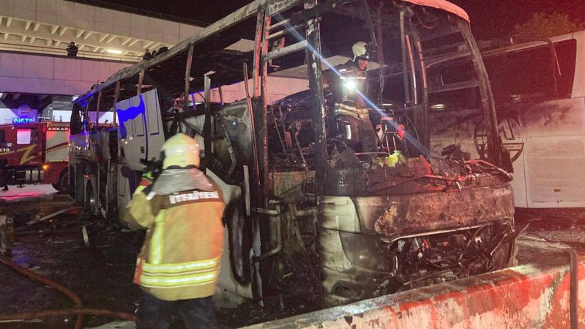 AŞTİ’de park halindeki yolcu otobüsü yandı | Son dakika haberleri