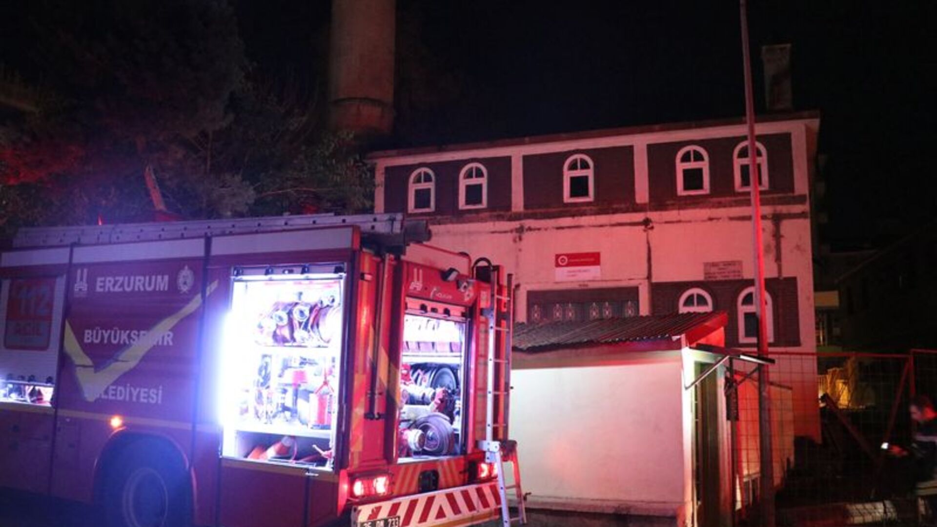 Erzurum'un Tarihi Camiinde Çatı Yangını! İtfaiye Gece Yarısı Müdahalesi