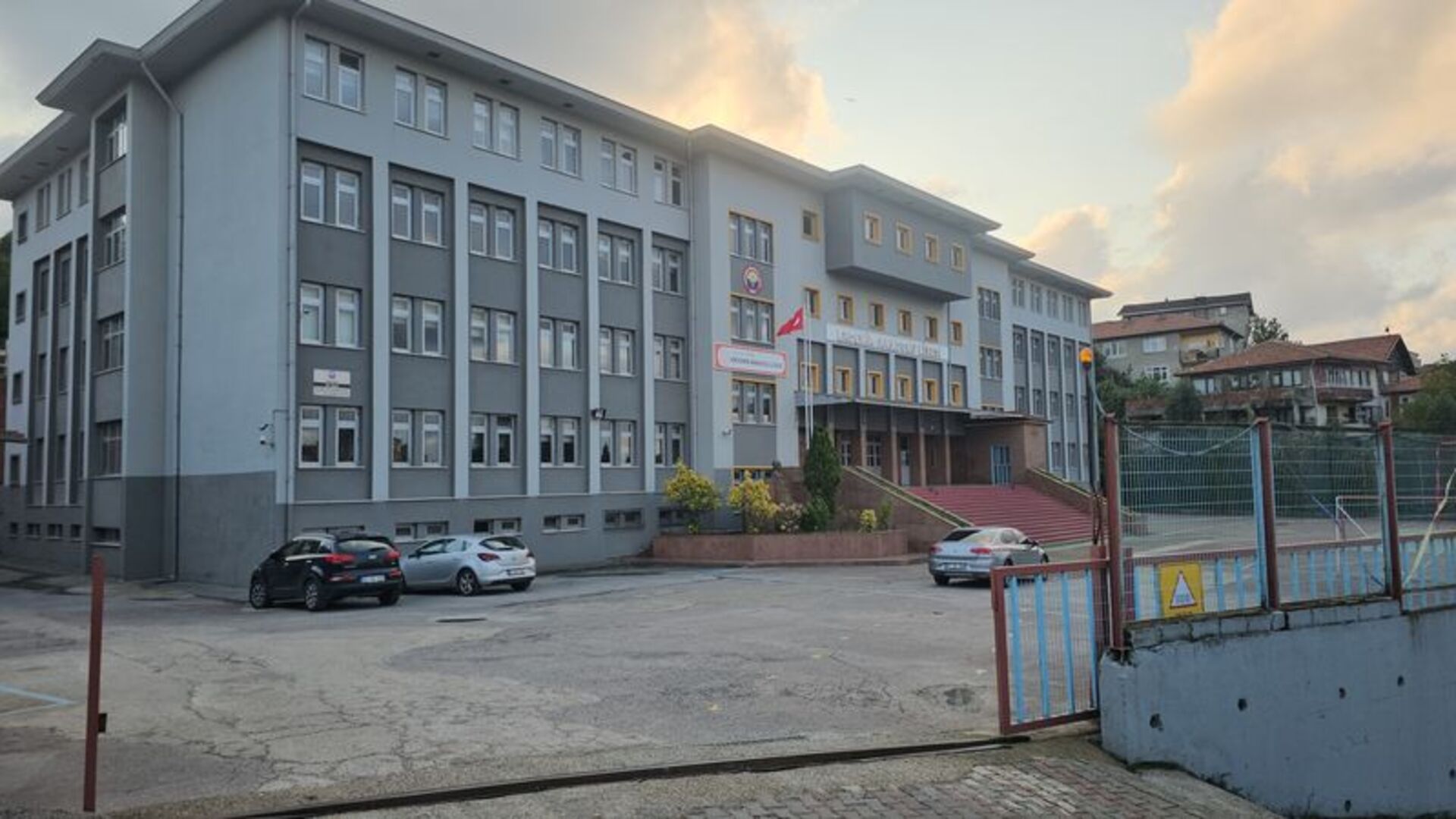 Okul Tuvaletinde Dehşet: Arkadaşının Çenesini Kırdı! Akran Zorbalığı Vakası İbretlik