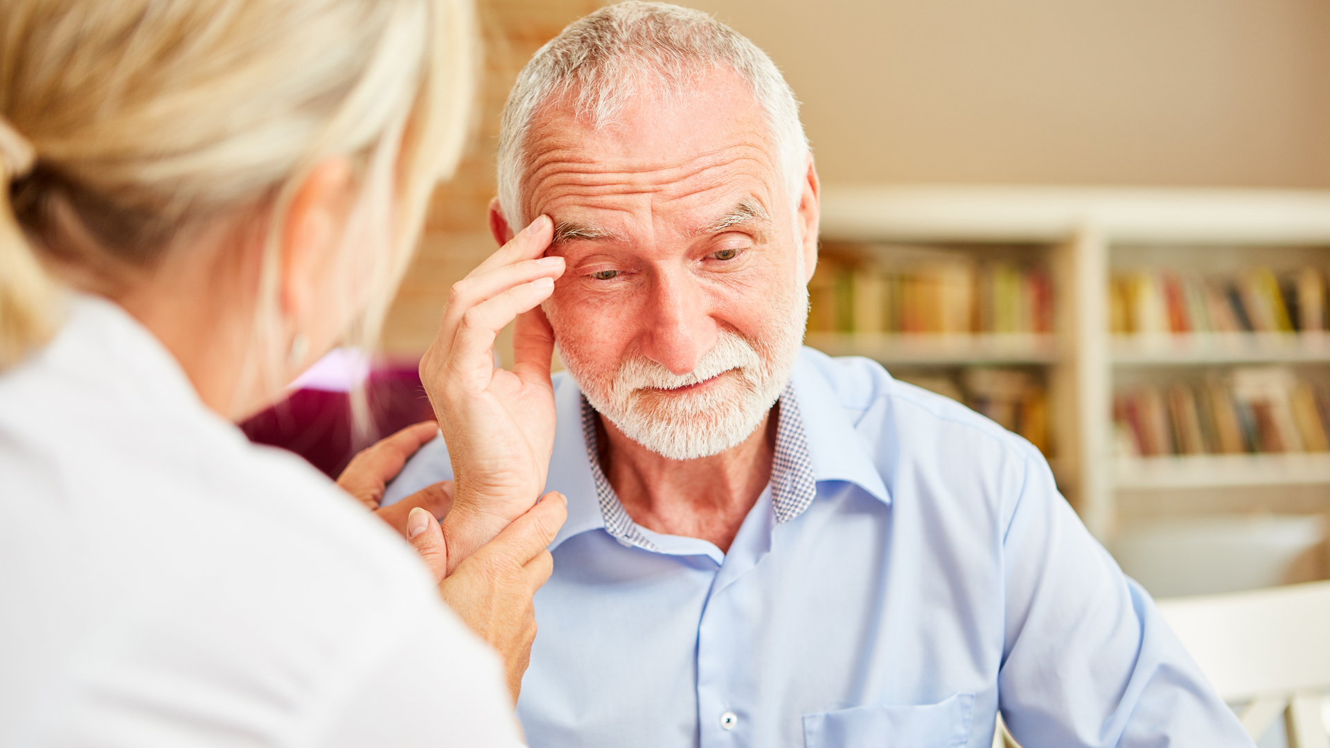 Kulaklarınızı Kapatmayın! İşitme Kaybı Alzheimer Riskini İkiye Katlıyor