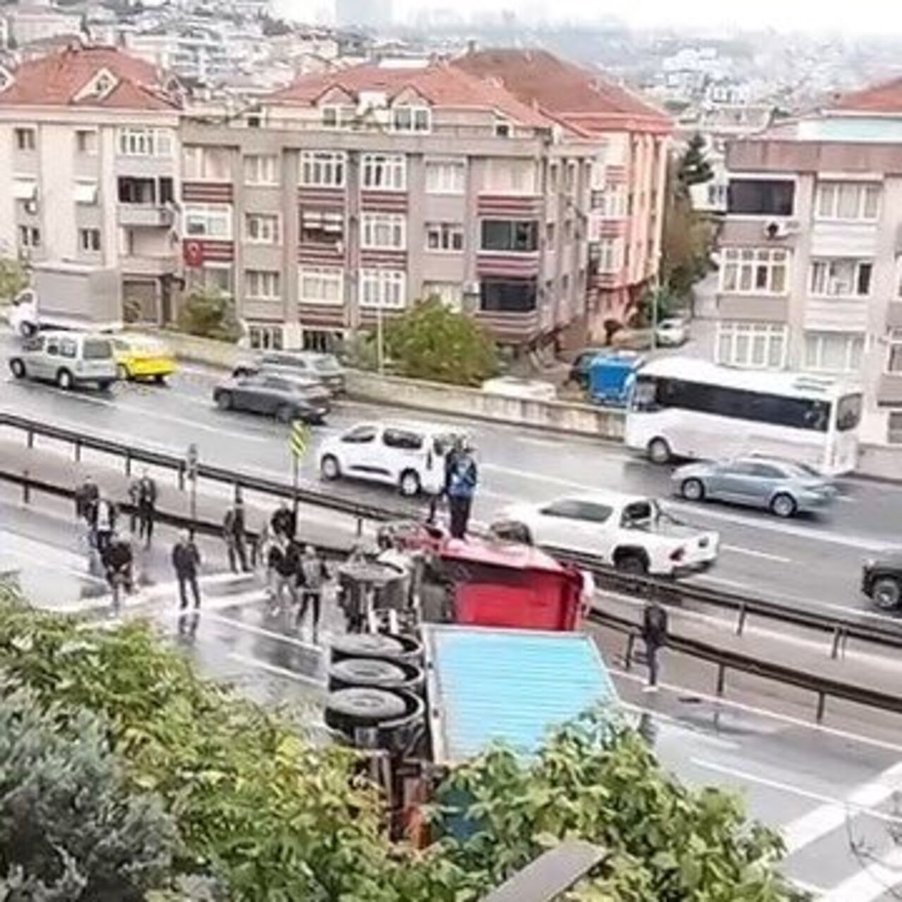 Büyükçekmece’de TIR devrildi! Trafik kilit