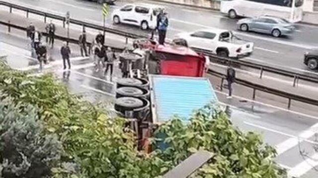 Büyükçekmece'de TIR devrildi! Trafik kilit