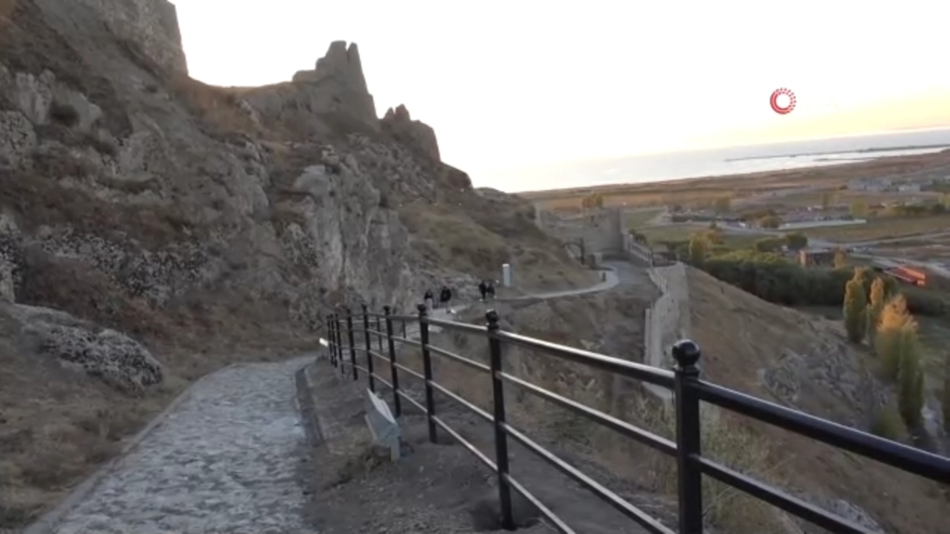 Van Kalesi'nin surlarına korkuluk | Son dakika haberleri