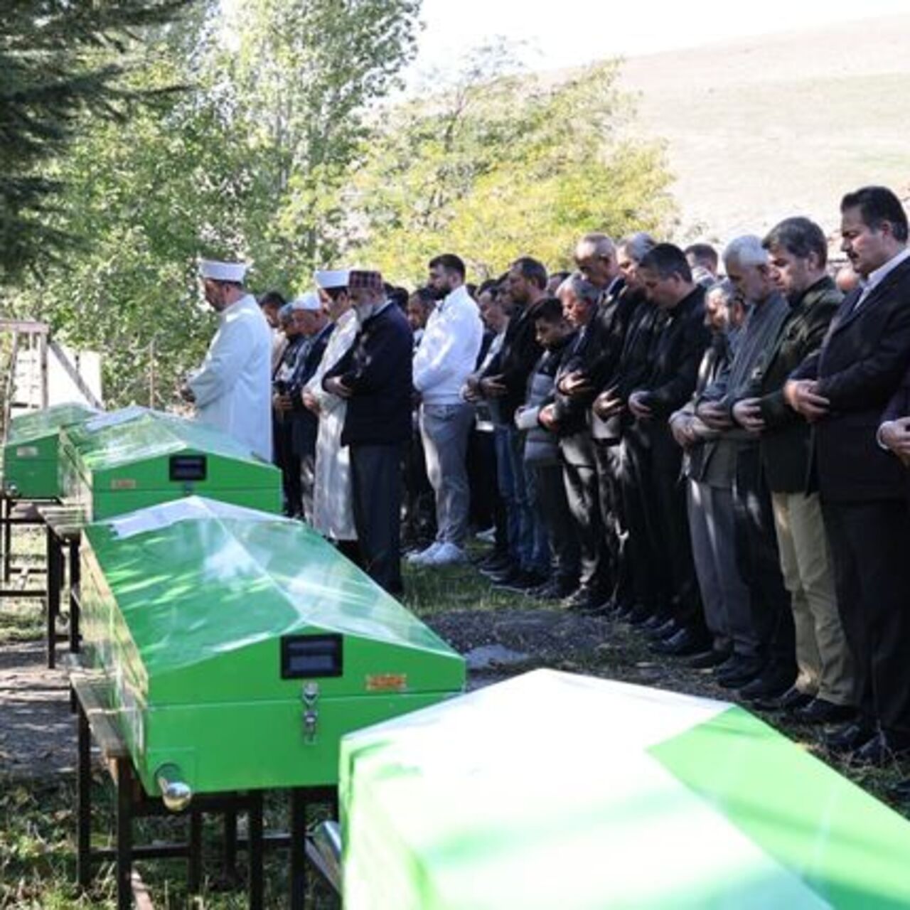 4 tabut yan yana 3'ü kardeş!
