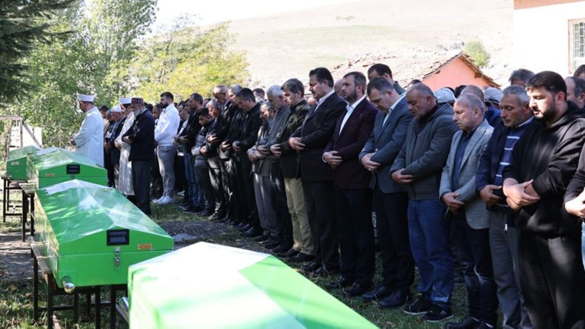 Amasya'da Yürekleri Sızlatan Tablo: Üç Kardeş Yan Yana Son Yolculuğa Uğurlandı