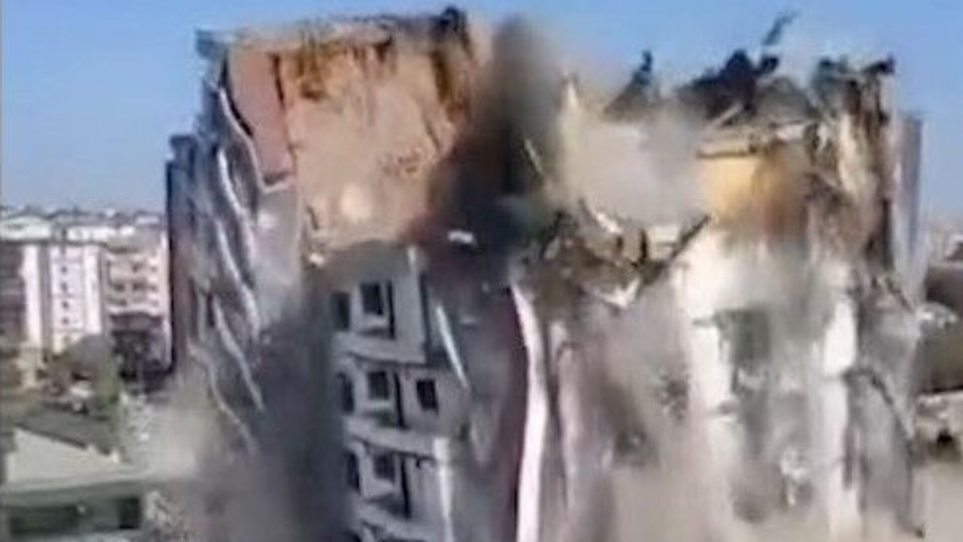 Diyarbakır'da 11 Katlı Binada Korkunç Çöküş: Yıkım Sırasında Yaşanan Feci Kaza