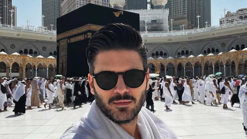 Ünlü oyuncu Umre'ye gitti