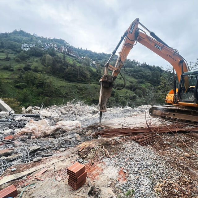 Rize'de izinsiz yapılar yıkılıyor
