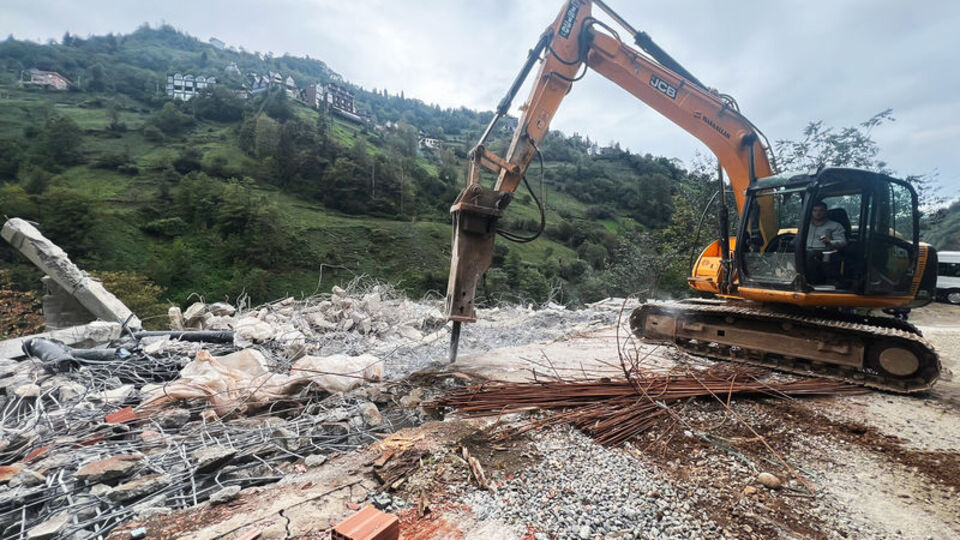 Rize'de izinsiz yapılar yıkılıyor