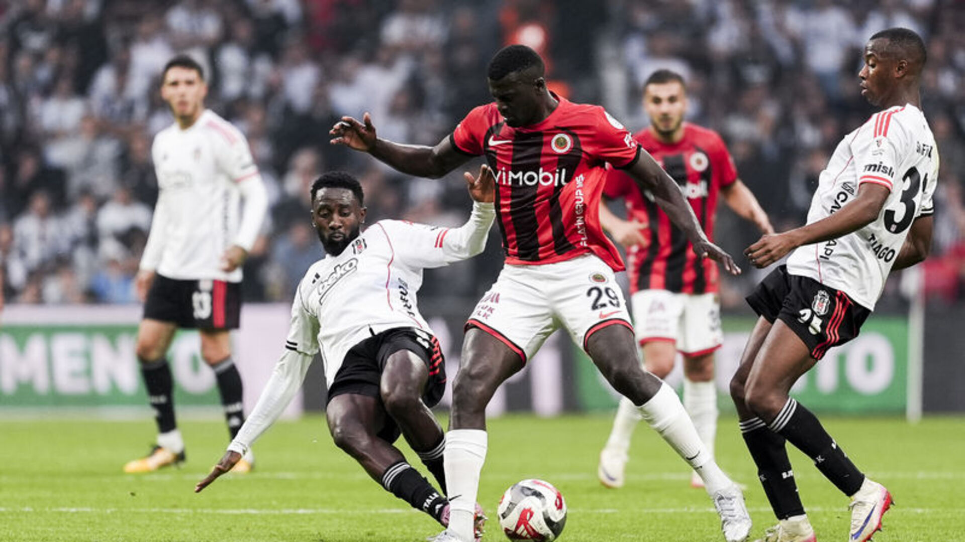 Beşiktaş, Gençlerbirliği'ne 2-1 Yenilerek Büyük Hayal Kırıklığı Yaşattı!