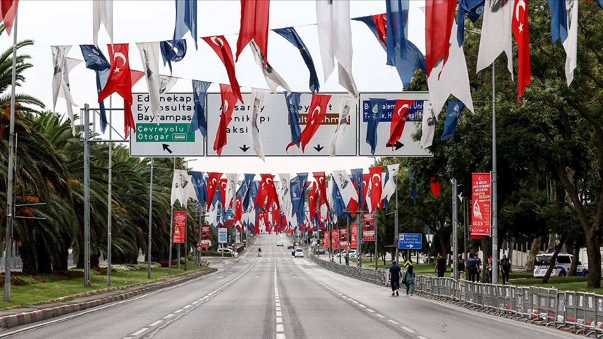İstanbul'da Trafik Kilitlendi! Bu Caddeler Adeta Hayalet Şehre Döndü