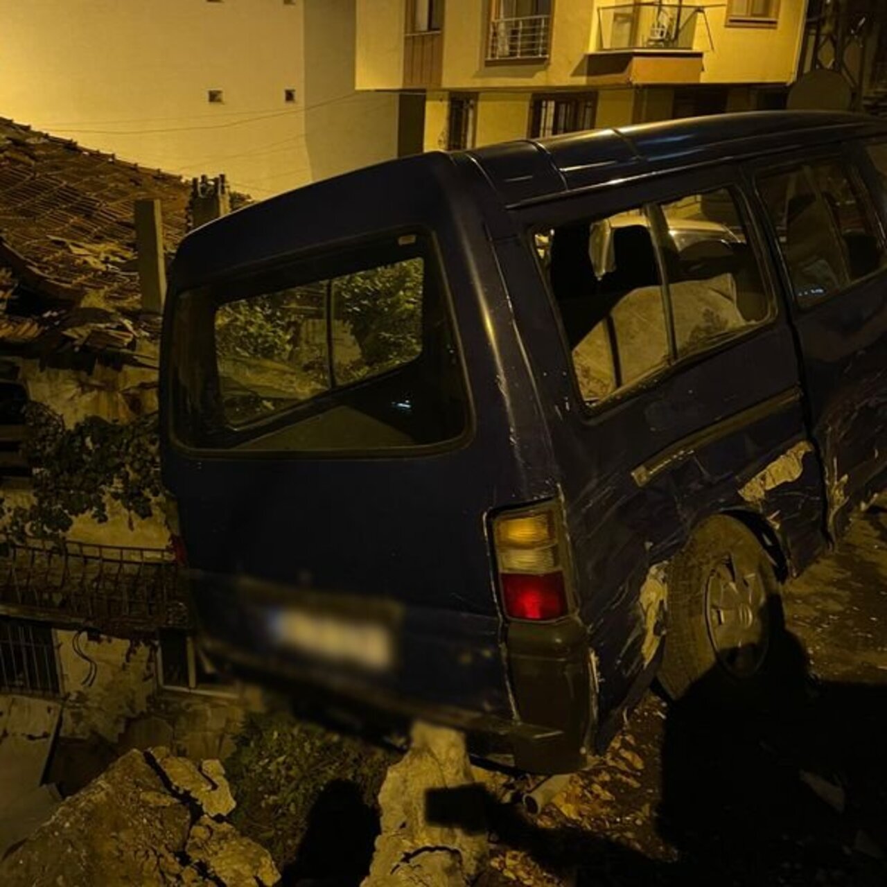 Otomobil, park halindeki 8 araca çarptı | Flaş Gelişme