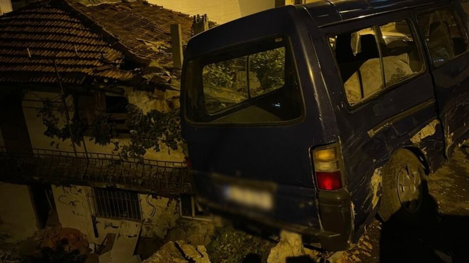 Otomobil, park halindeki 8 araca çarptı