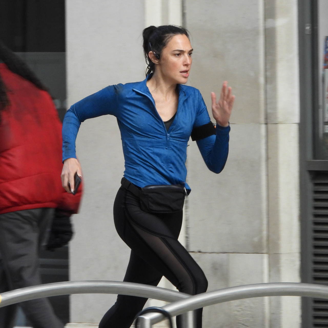 Filmi polis eşliğinde çekebiliyor